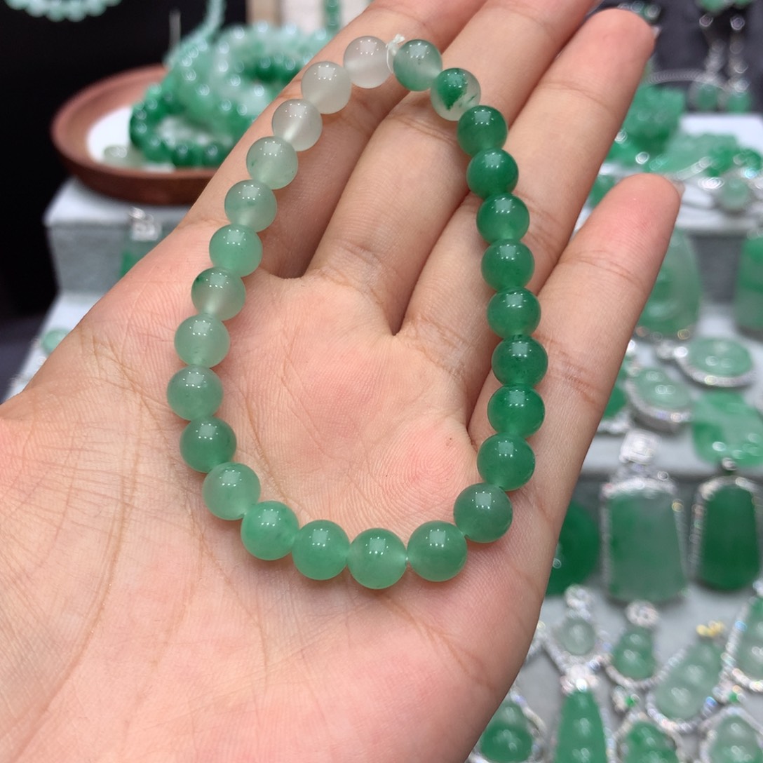 石英质玉（非洲翠）未镶嵌颈饰