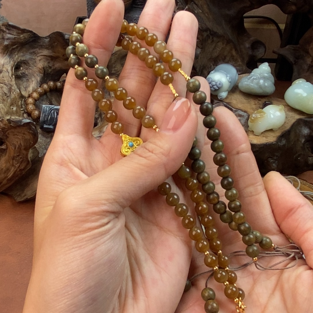 云***呼和田玉（糖玉）未镶嵌颈饰