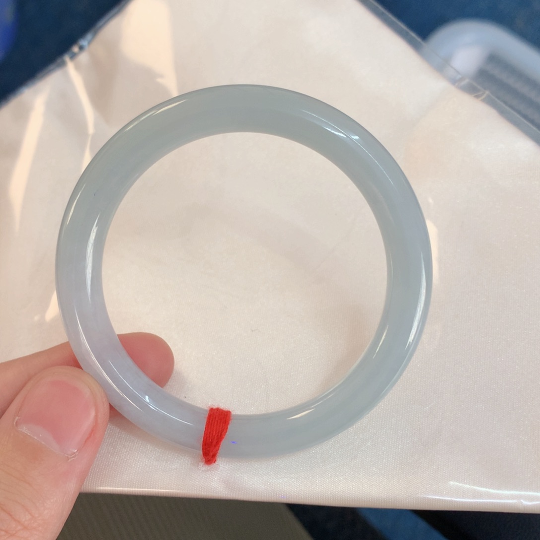 翡翠手镯未镶嵌翡翠