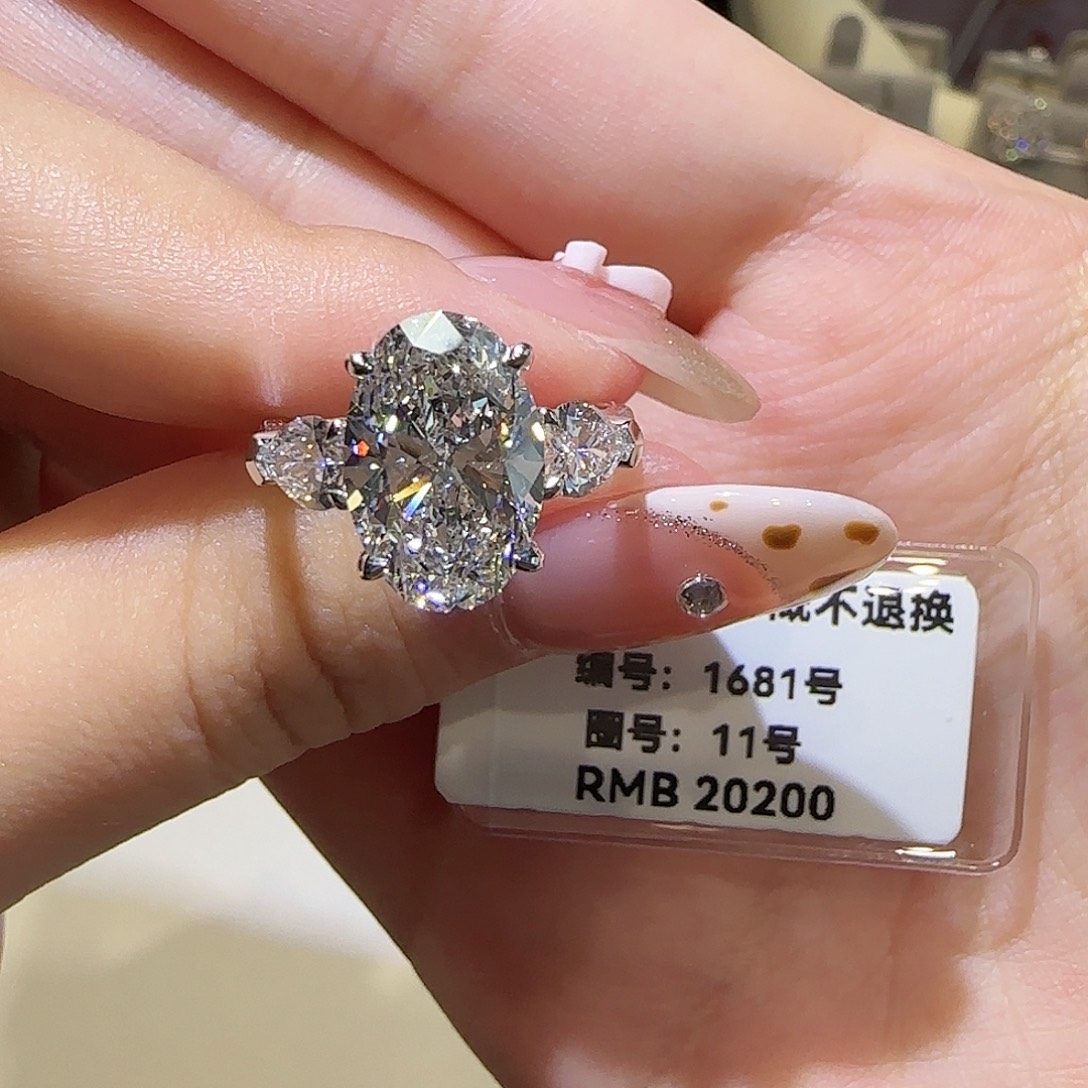 18K金镶嵌实验室培育钻石椭圆三石3卡11