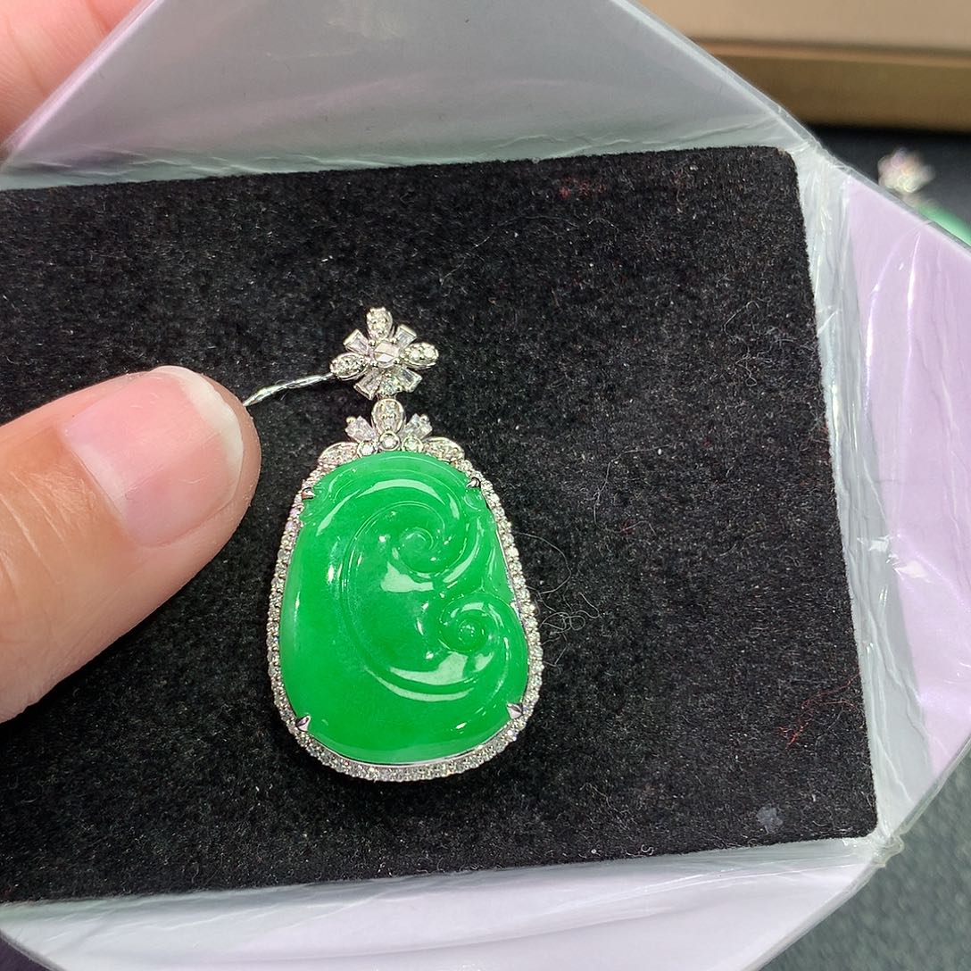 翡翠吊坠(赠链)18K金镶嵌