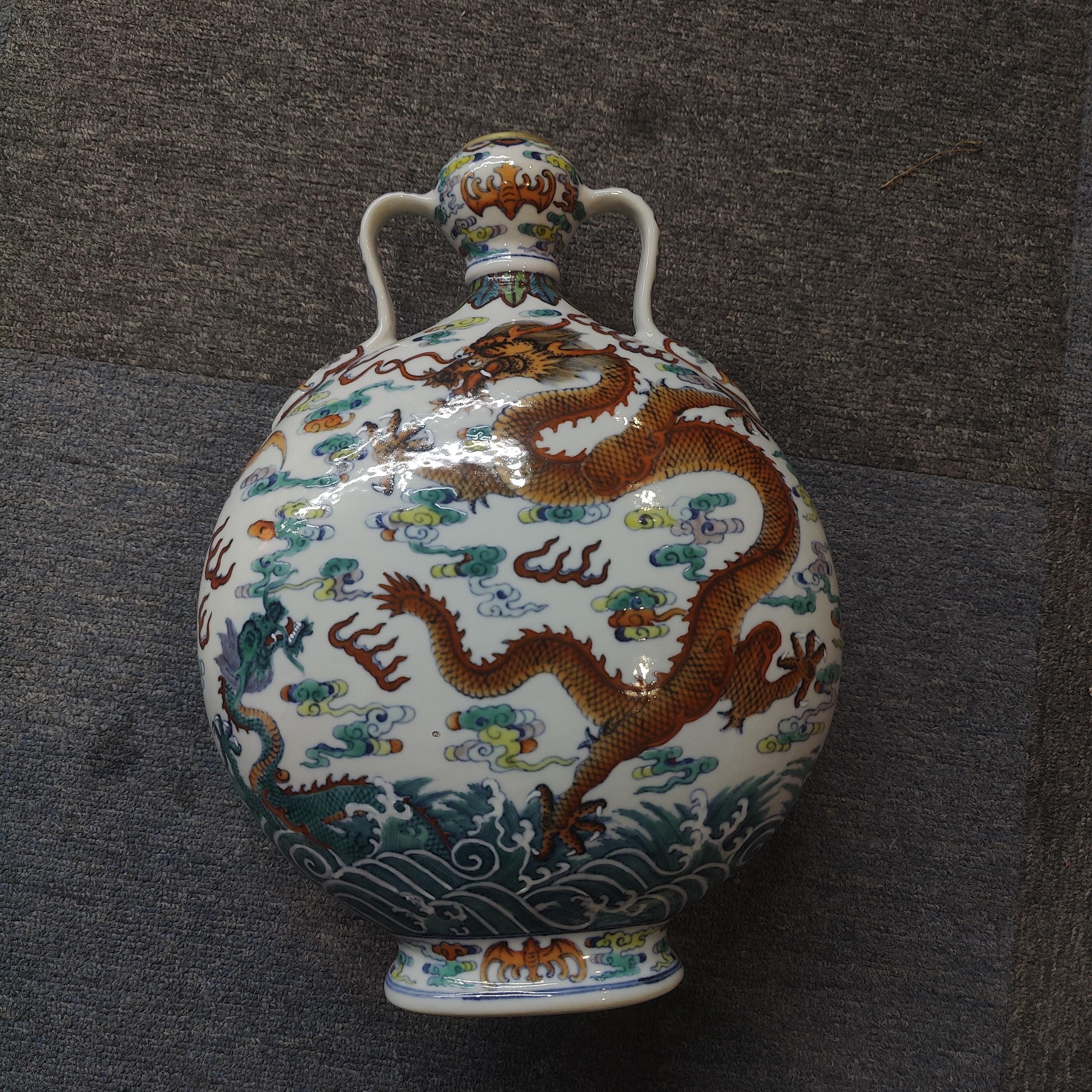 古陶瓷斗彩龙纹双耳抱月瓶