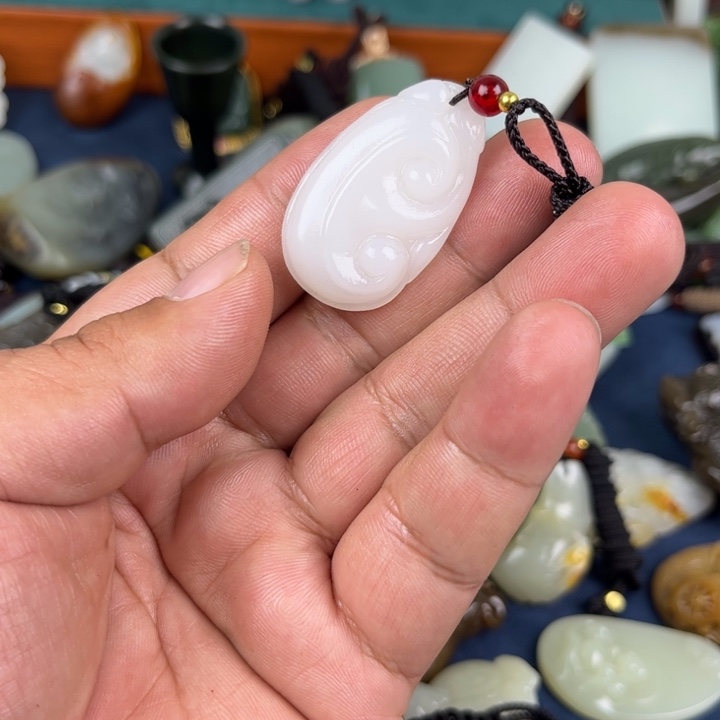 和田玉颈饰未镶嵌