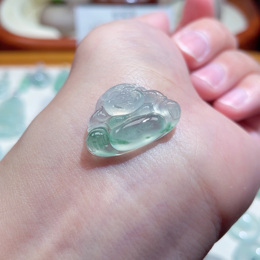 翡翠未镶嵌颈饰佛公
