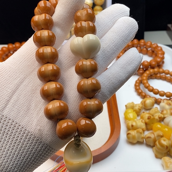 L****吊坠猴头核桃猴头