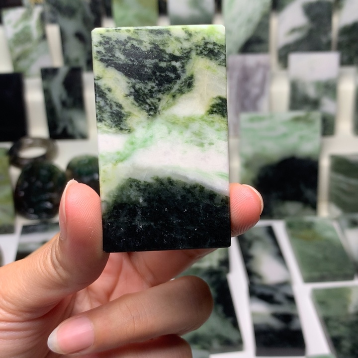 独山玉颈饰未镶嵌