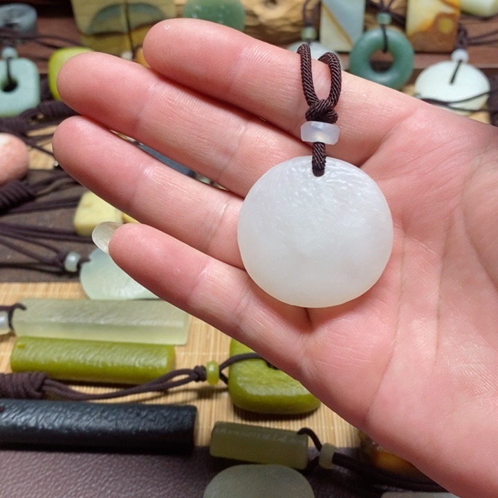 蛇纹石玉挂件未镶嵌