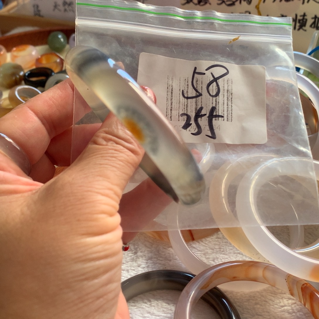 玛瑙/玉髓手镯未镶嵌58