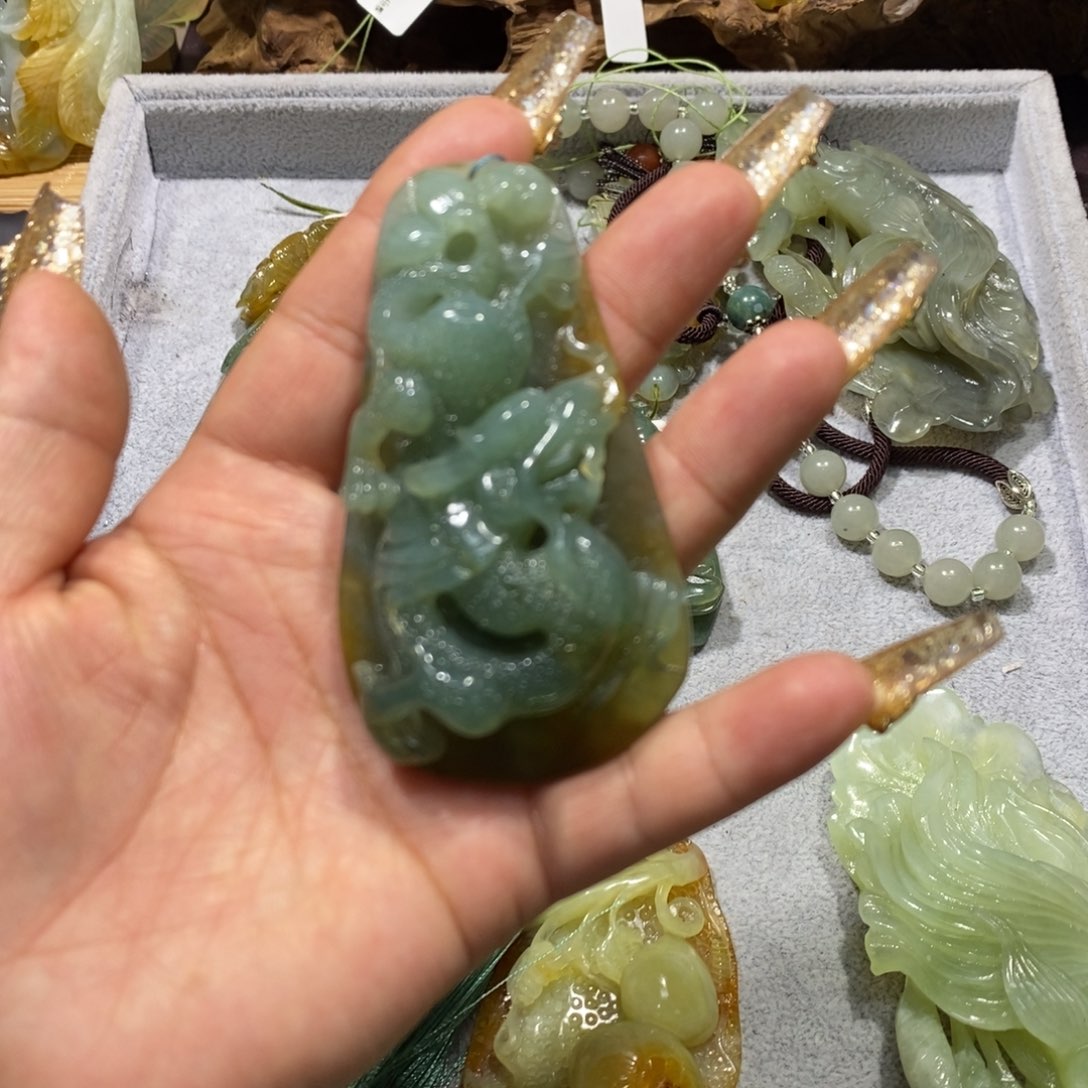 蛇纹石玉颈饰未镶嵌