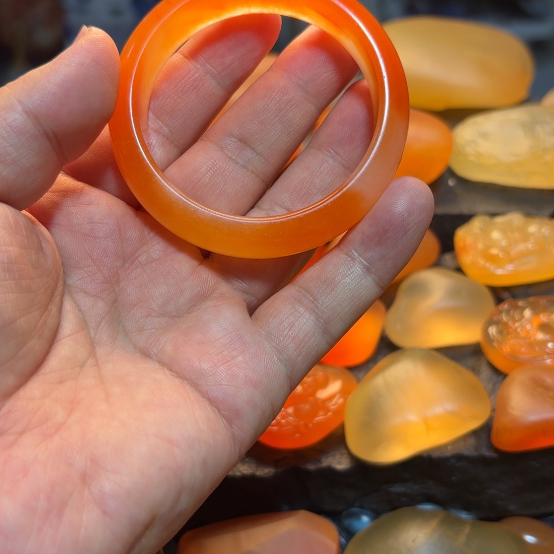 张***珊石英岩玉未镶嵌手镯