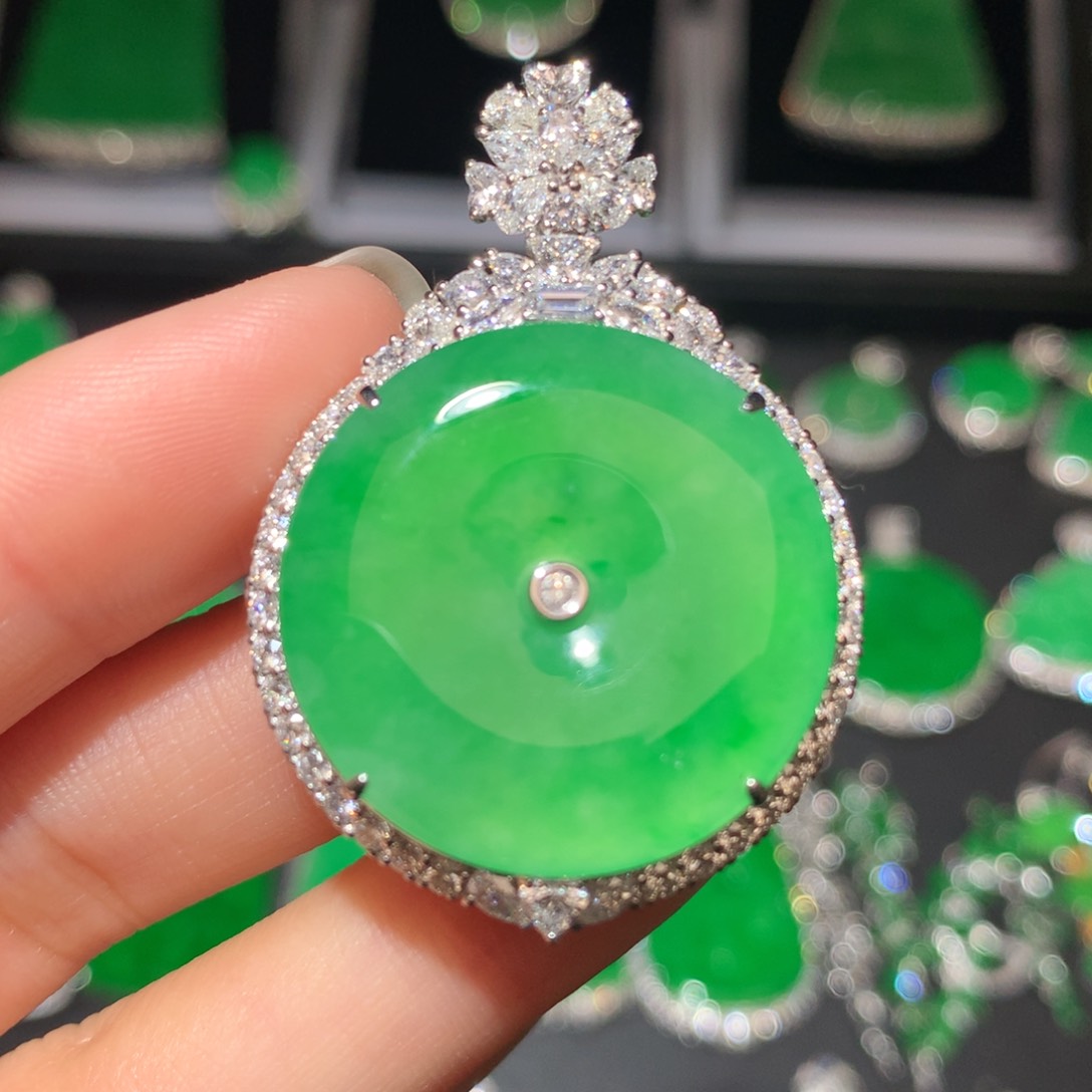 翡翠颈饰18K金镶嵌翡翠