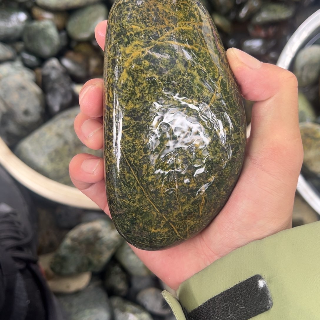 未镶嵌菱锰矿（红纹石）藏玉麦*