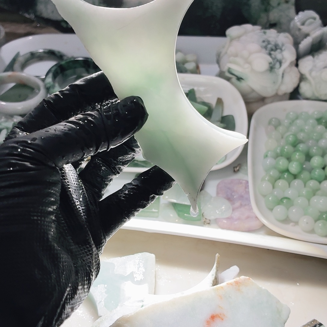 翡翠未镶嵌颈饰边角料