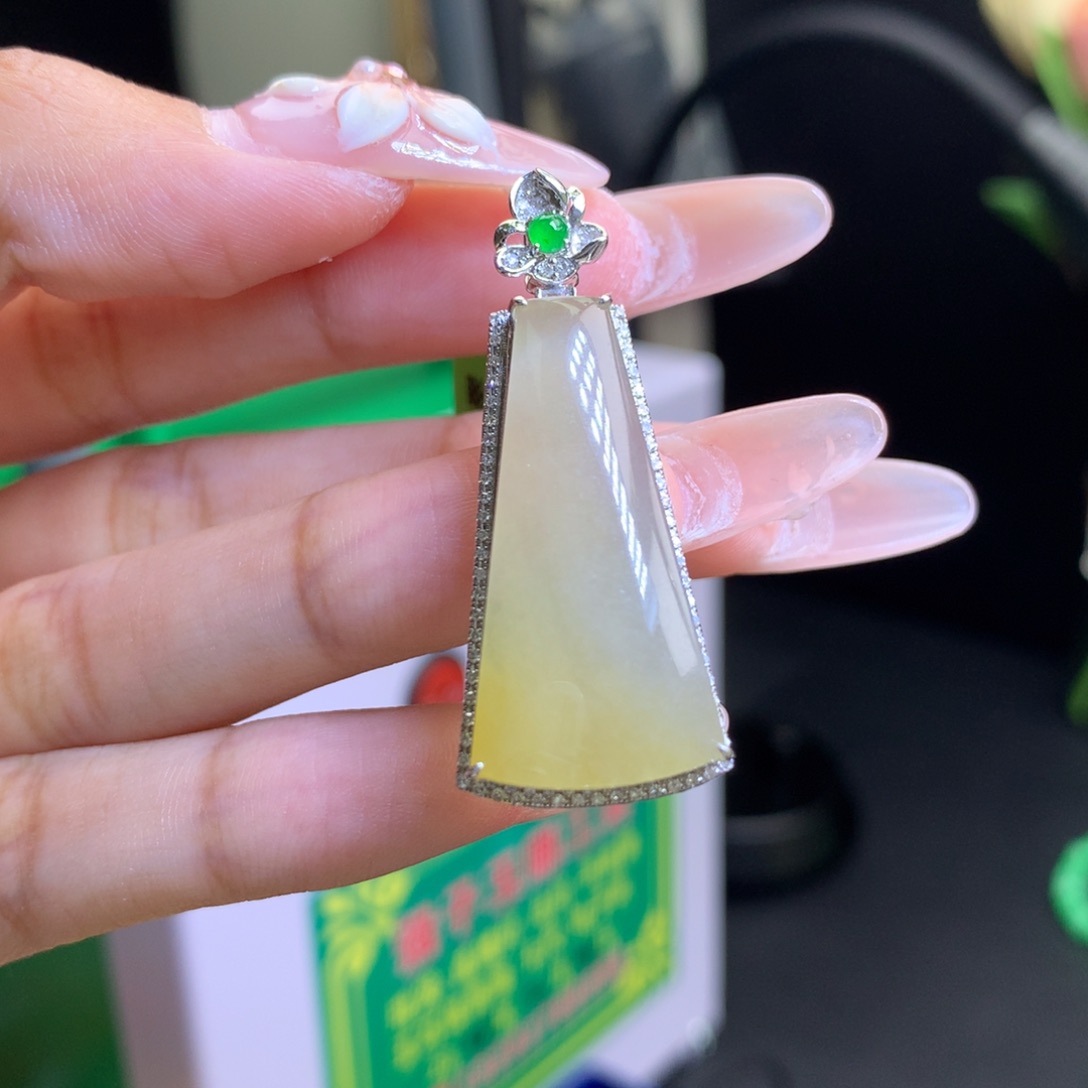 翡翠18K金镶嵌颈饰可*乐天然