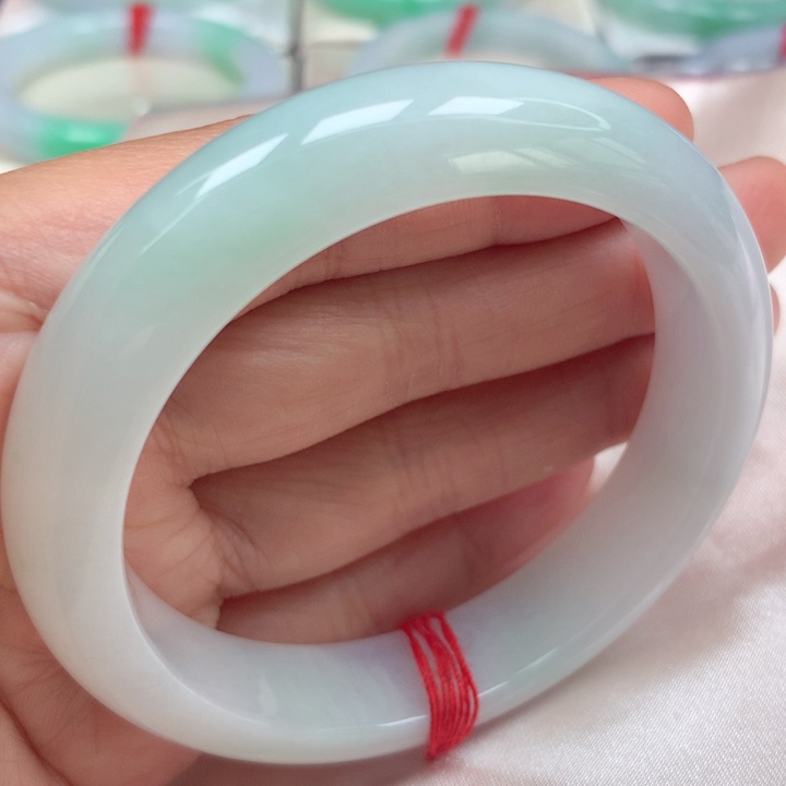 翡翠手镯未镶嵌冰胶浅绿色