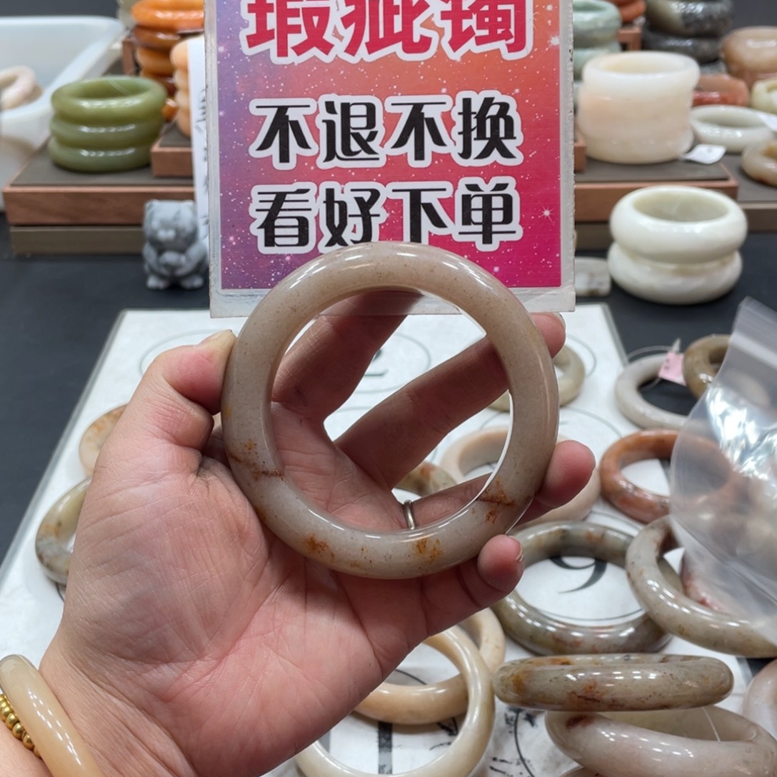 璇***未镶嵌手镯石英质玉