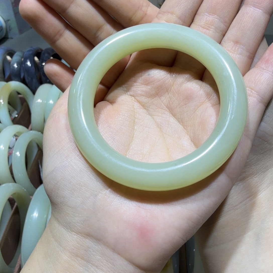 栗***满和田玉未镶嵌颈饰