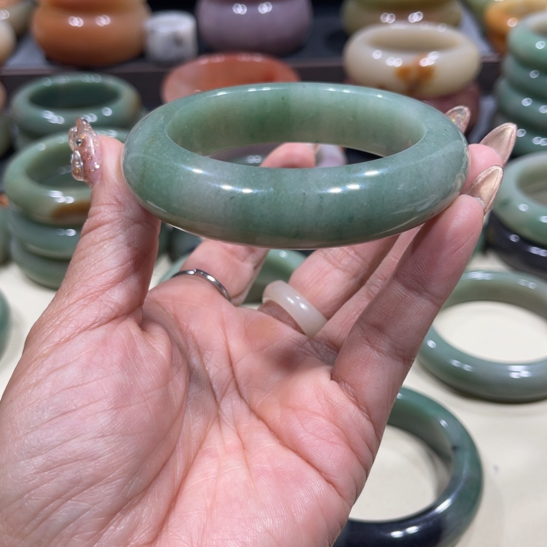 未镶嵌手镯石英岩玉