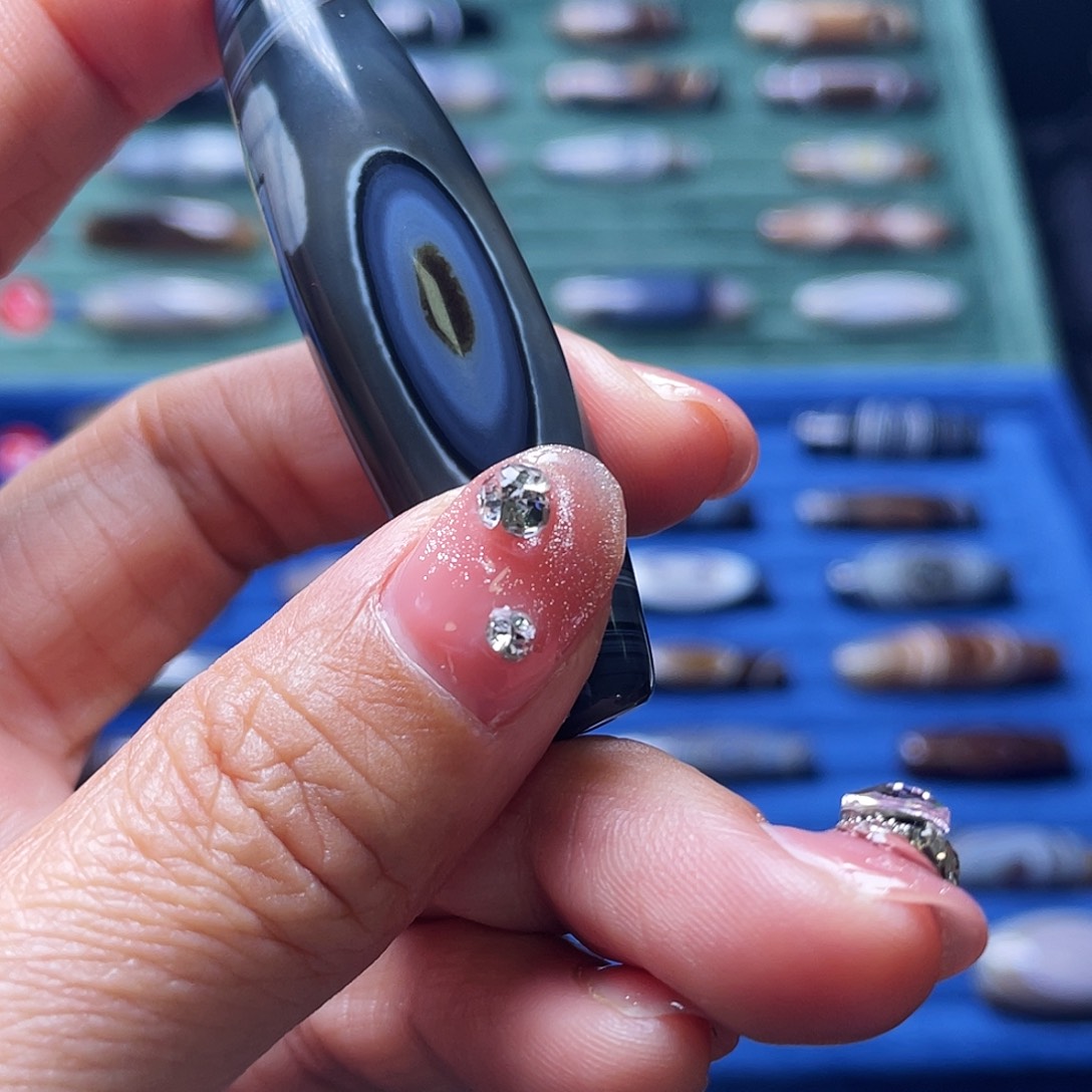 魏***强玛瑙/玉髓未镶嵌颈饰