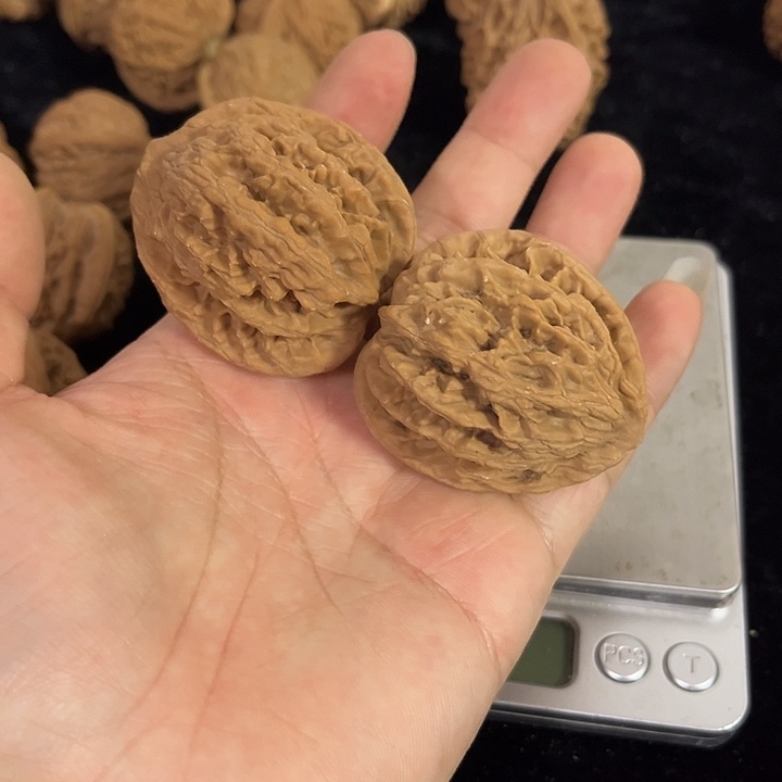 把件文玩核桃43左右微微瑕虎头，编号016