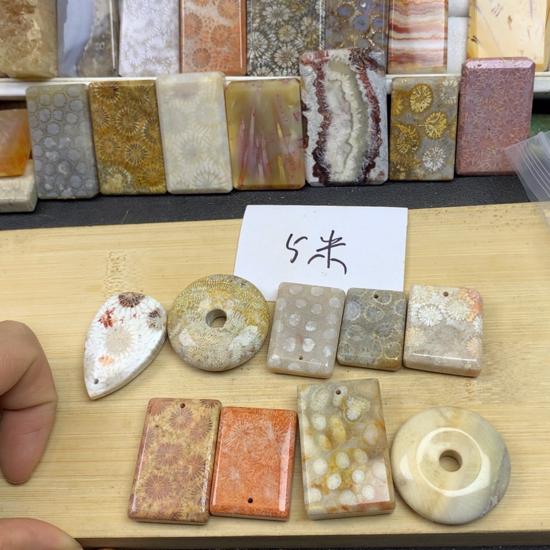 夏***ﾞ硅化珊瑚（珊瑚玉）未镶嵌珠宝奇石