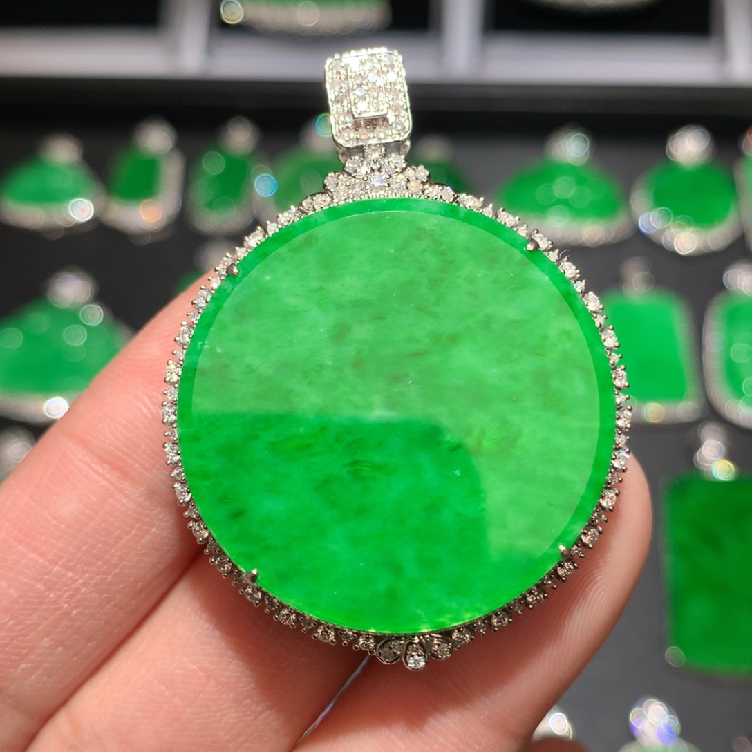 翡翠颈饰18K金镶嵌翡翠