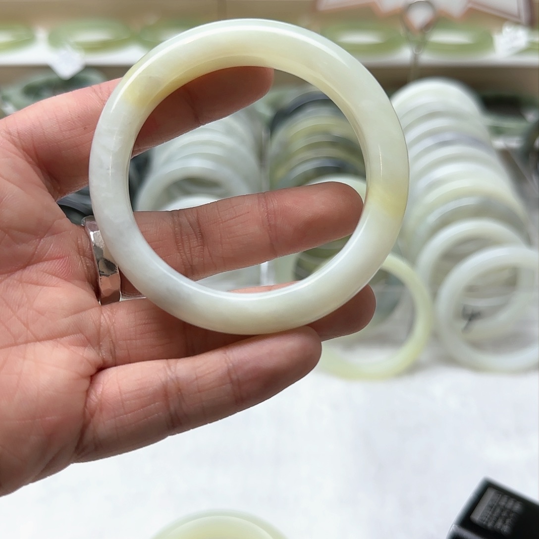 蛇纹石玉手镯未镶嵌?*鱼