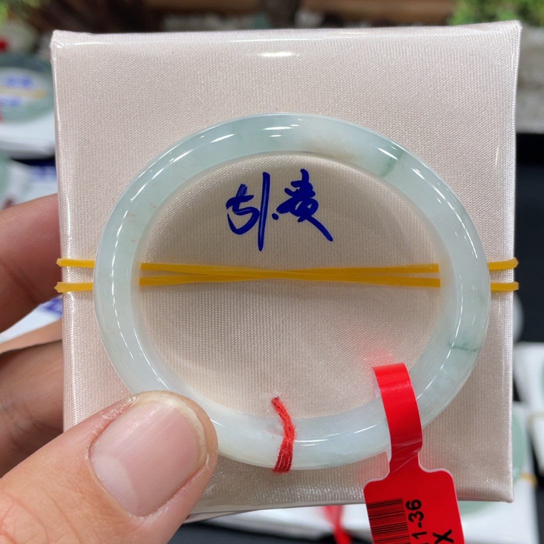 翡翠手镯未镶嵌小***?翡翠