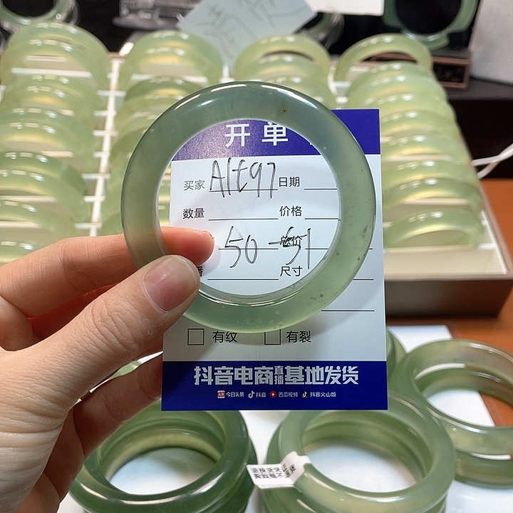 蛇纹石玉手镯未镶嵌小***?