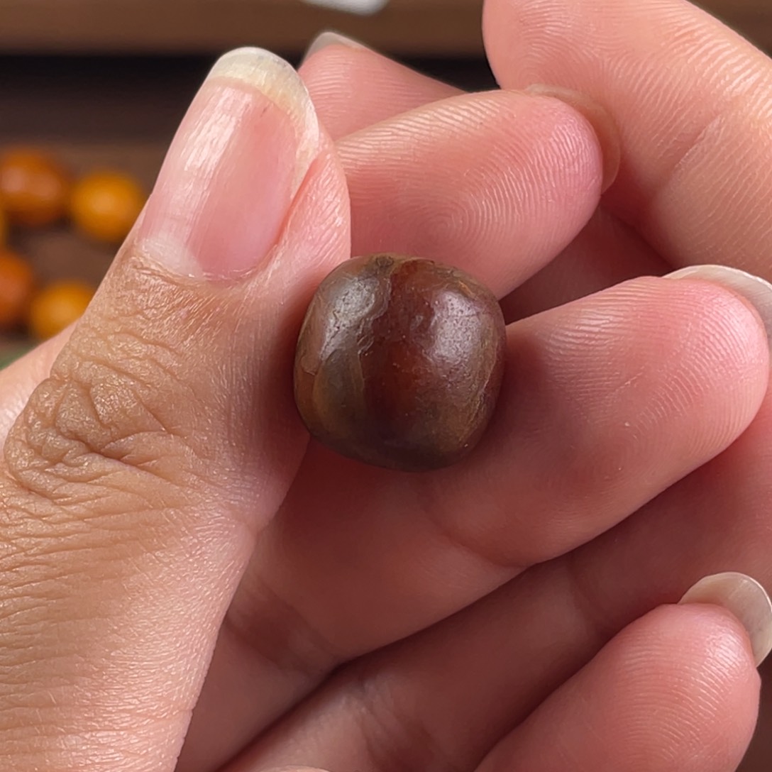 琥珀颈饰未镶嵌梵*