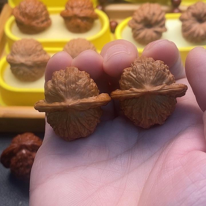 文玩核桃吊坠瓷娃娃