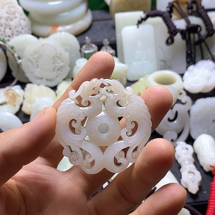 霸***人和田玉未镶嵌挂件