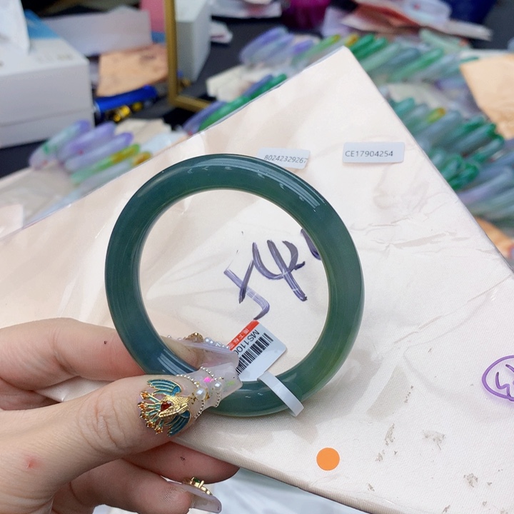翡翠手镯未镶嵌翡翠手镯