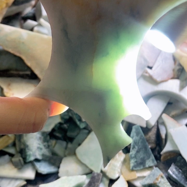 翡翠颈饰未镶嵌天然翡翠