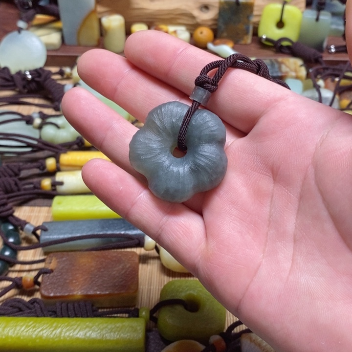 蛇纹石玉挂件未镶嵌