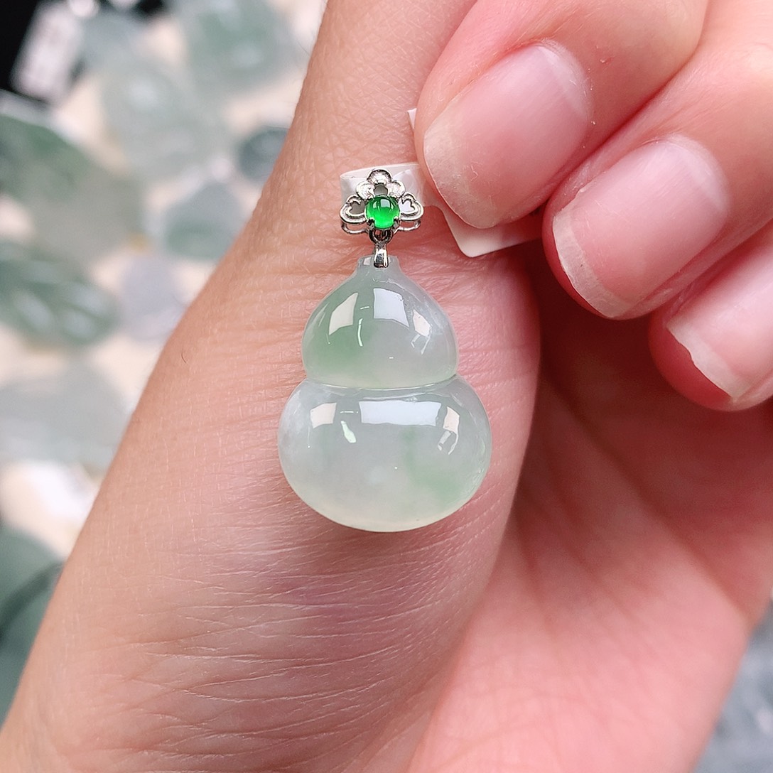 翡翠18K金镶嵌颈饰飘绿葫芦19.5、15、5.7