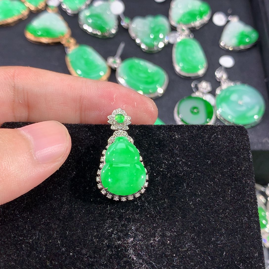 翡翠18K金镶嵌颈饰