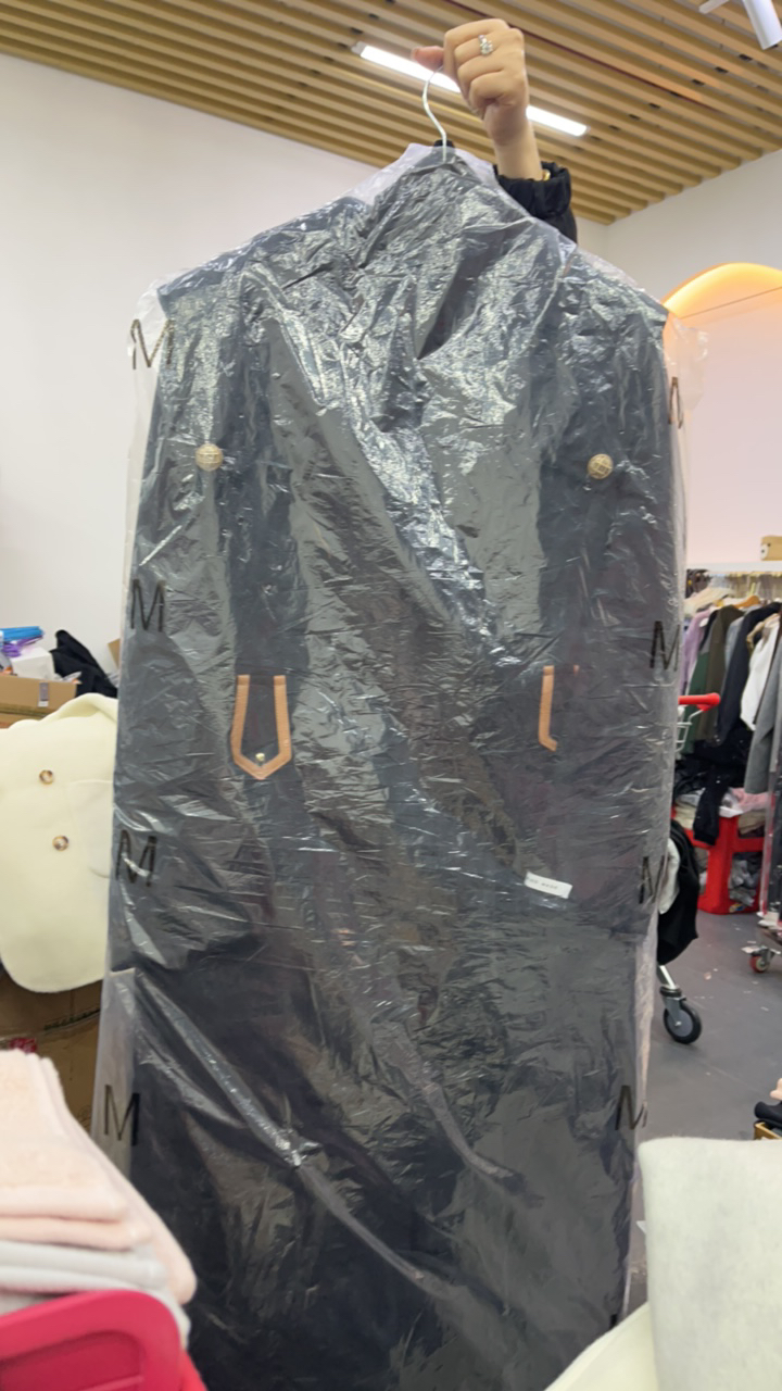 女装新款 黑的长版金色扣羊羊外 套008