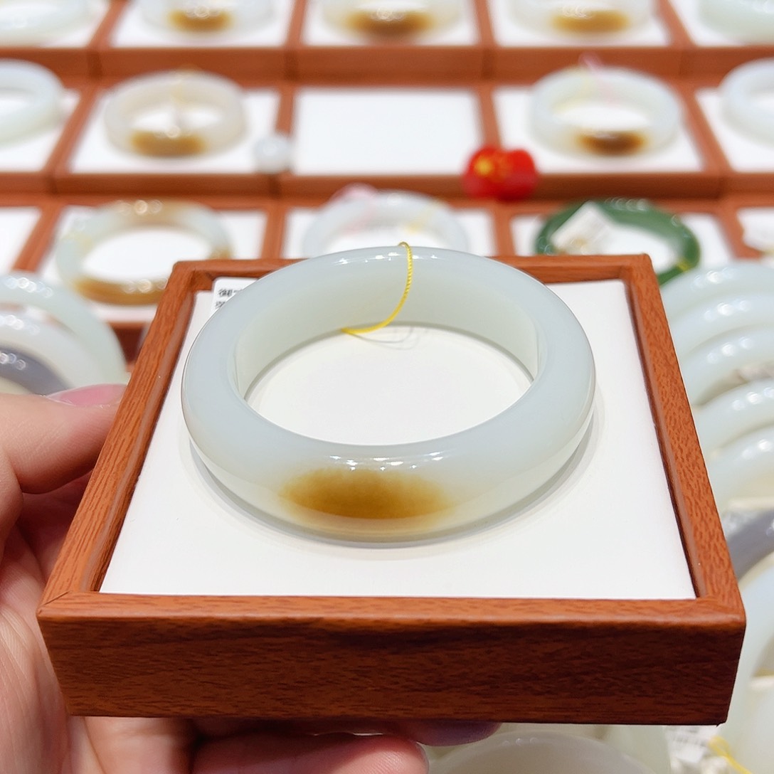 和田玉手镯未镶嵌且末一口糖