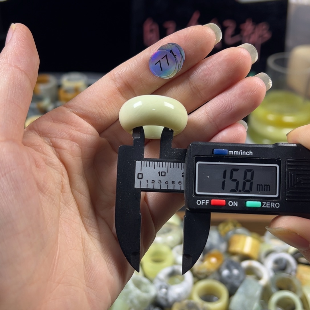 蛇纹石玉未镶嵌戒指