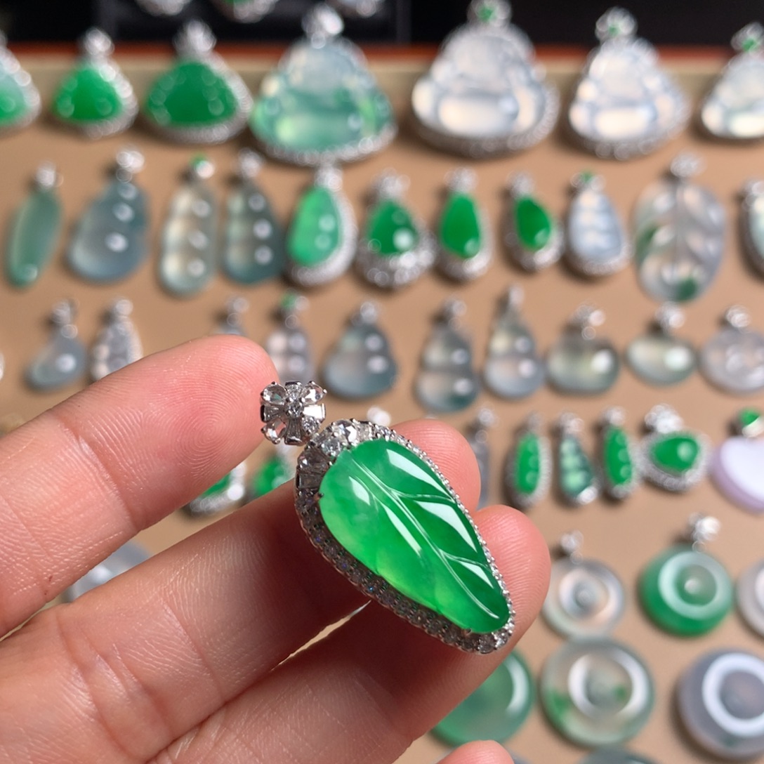 翡翠18K金镶嵌颈饰满绿叶子