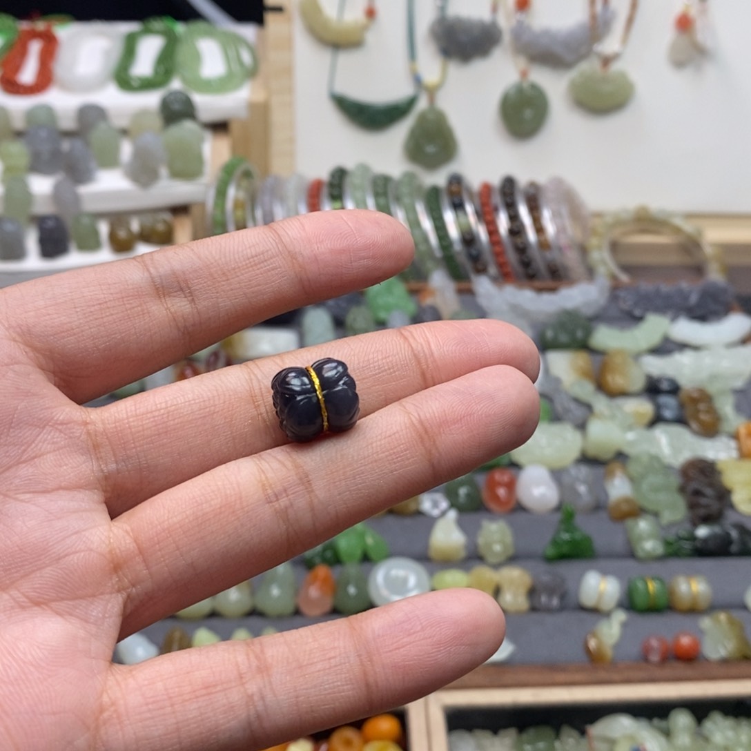 和田玉颈饰未镶嵌一**莓