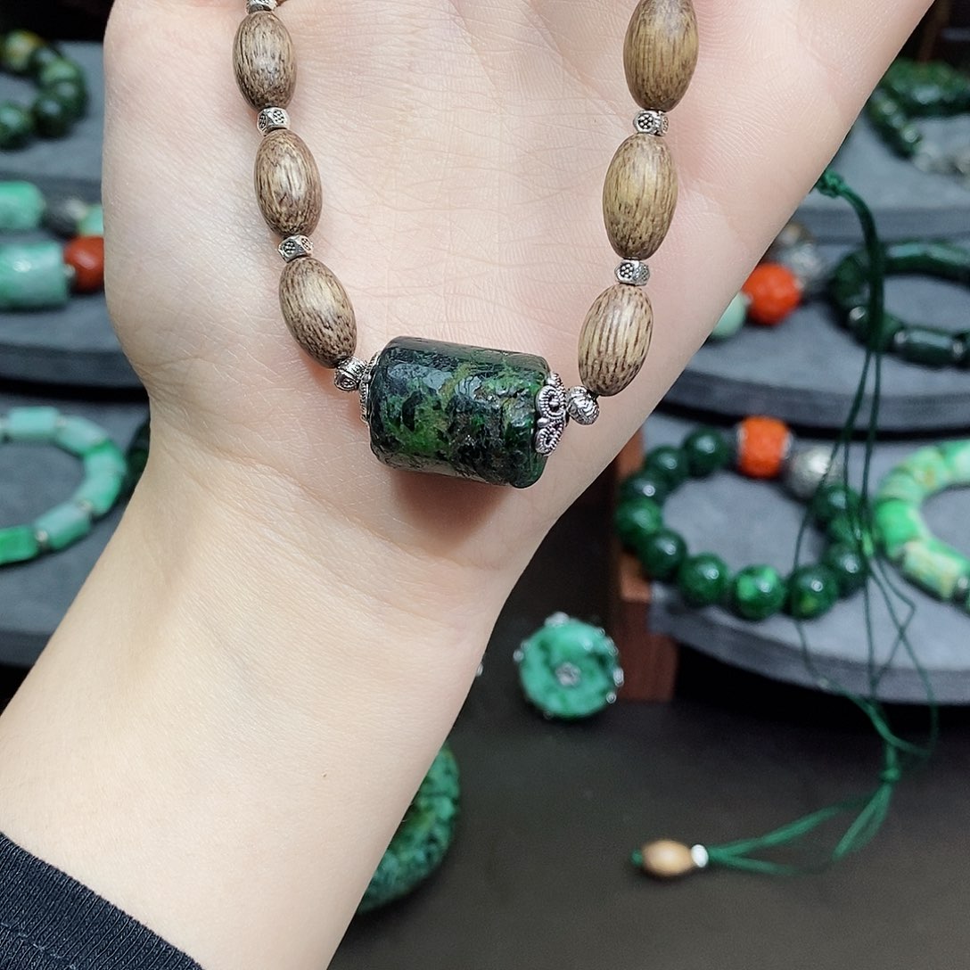 翡翠颈饰未镶嵌漂亮美眉