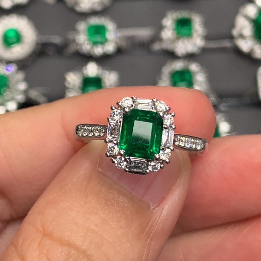 祖母绿戒指18K金镶嵌1.31沃顿