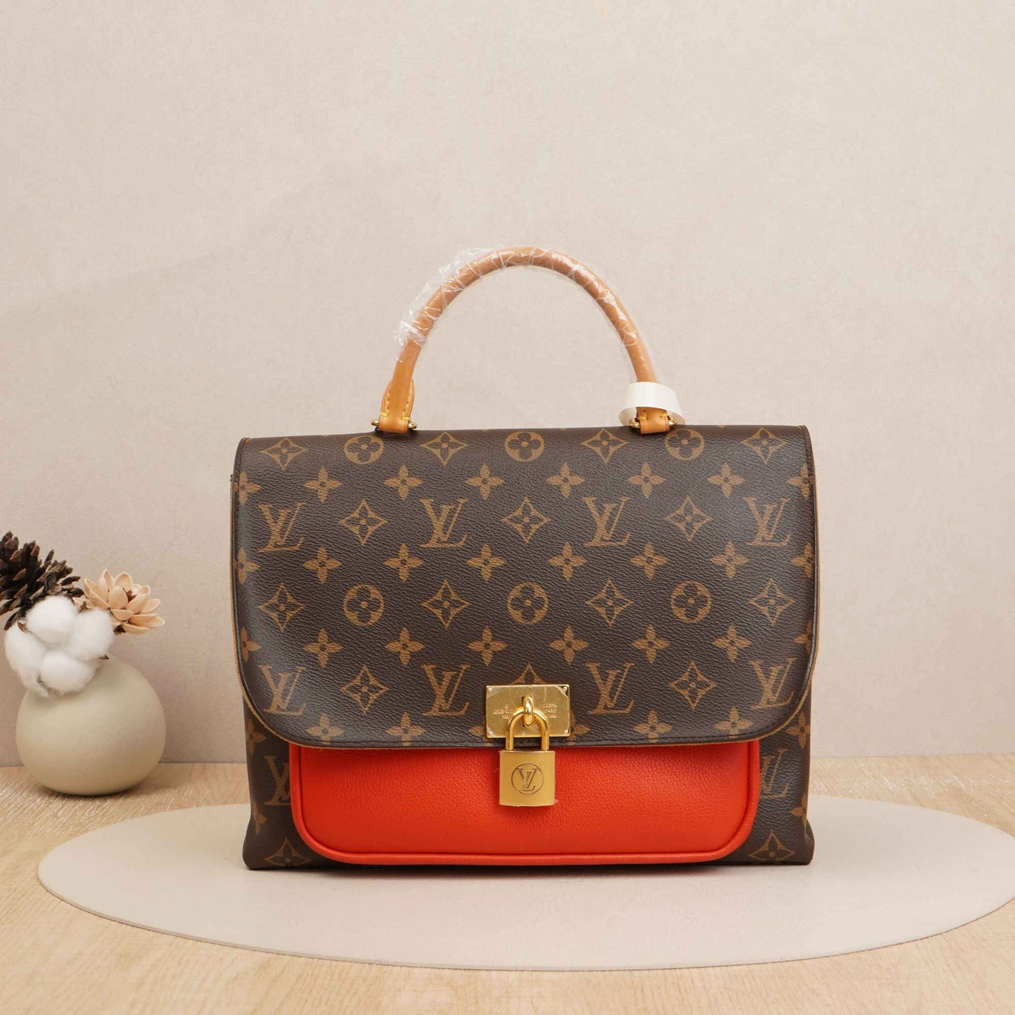 95新 LouisVuitton/路易威登  锁头邮差包大号红色pvc/DS034244