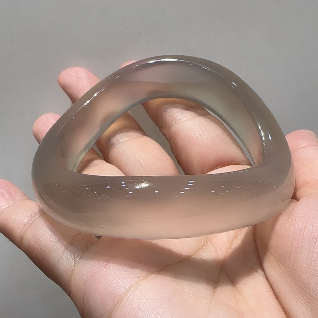 胡***。玛瑙/玉髓手镯未镶嵌