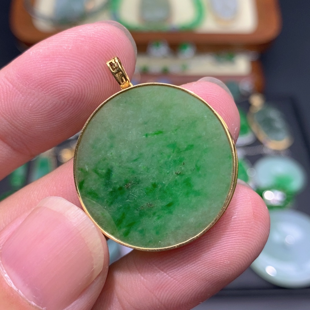 翡翠18K金镶嵌颈饰无