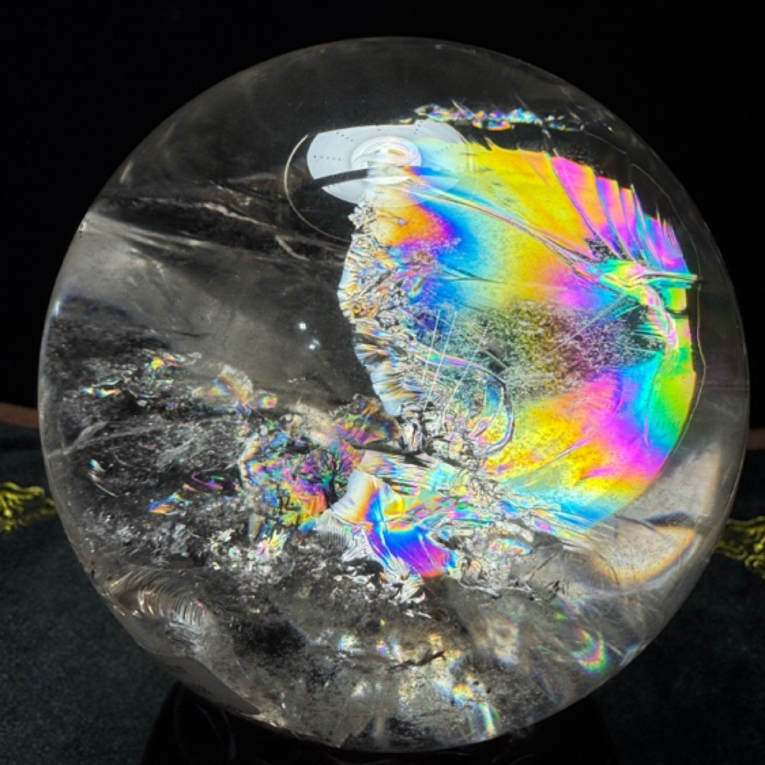 天然白水晶【宛如七彩蝴蝶】球直径10.6厘米