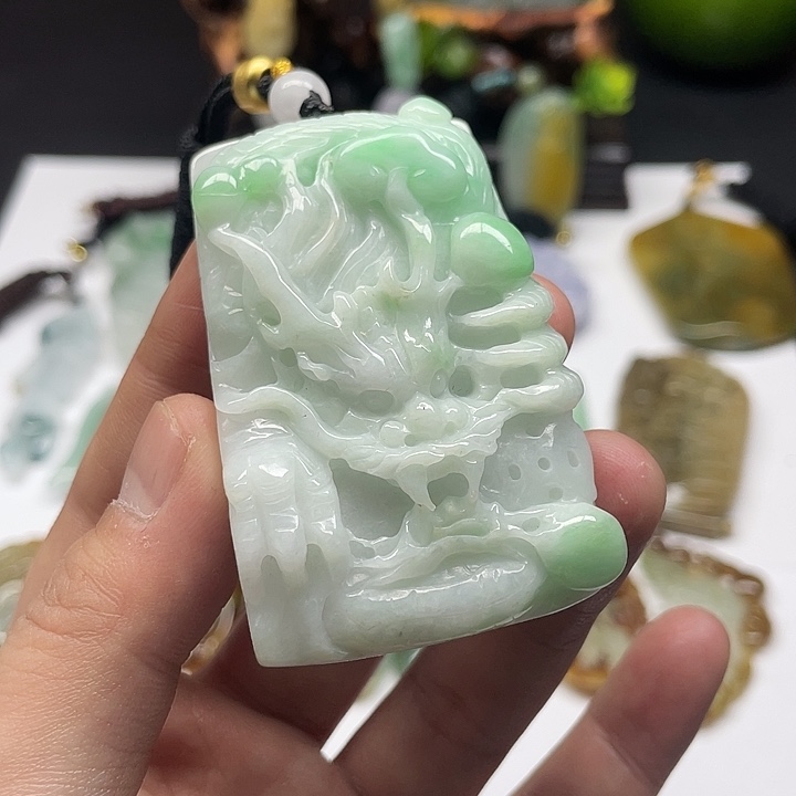 翡翠未镶嵌颈饰龙牌