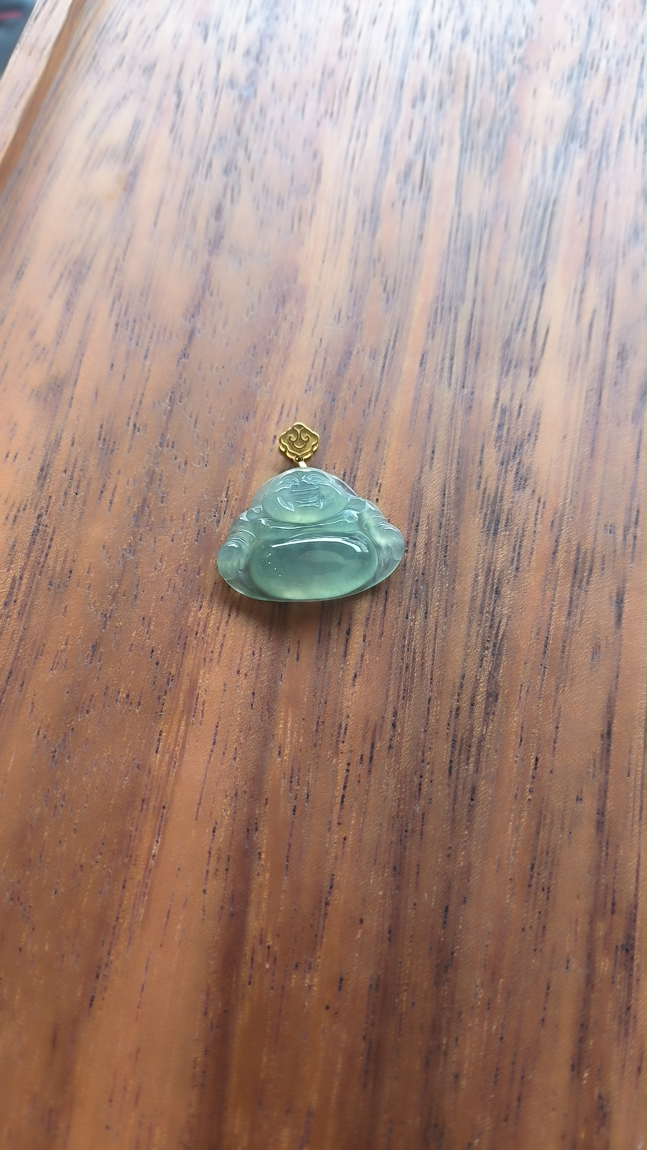 天然缅甸啊A货翡翠吊坠，18K金扣头镶嵌